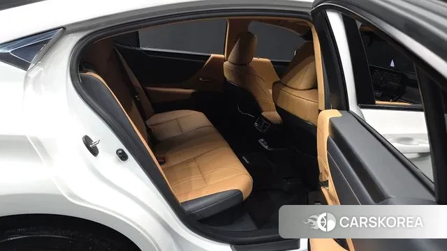 Lexus ES300h 7th generation 2023 Белый из Кореи, фото 3