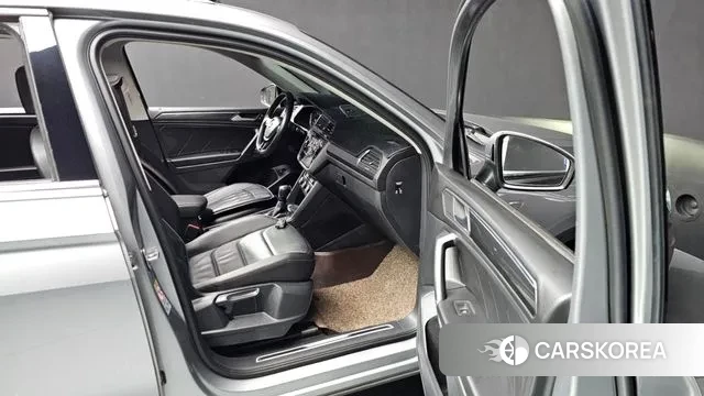 Volkswagen Tiguan Allspace 2020 Серебристо-серый из Кореи, фото 3