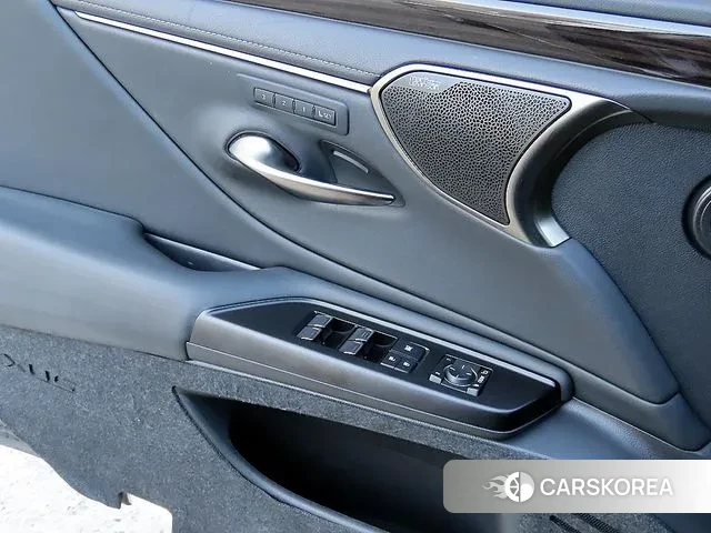 Lexus ES300h 7th generation 2020 Серебристо-серый из Кореи, фото 3