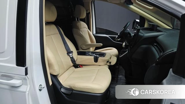Hyundai Staria 2023 Белый из Кореи, фото 3