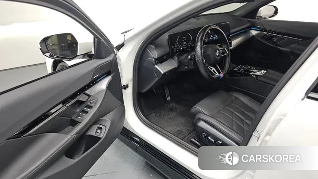 BMW 5 Series (G60) 2024 Белый из Кореи, фото 3