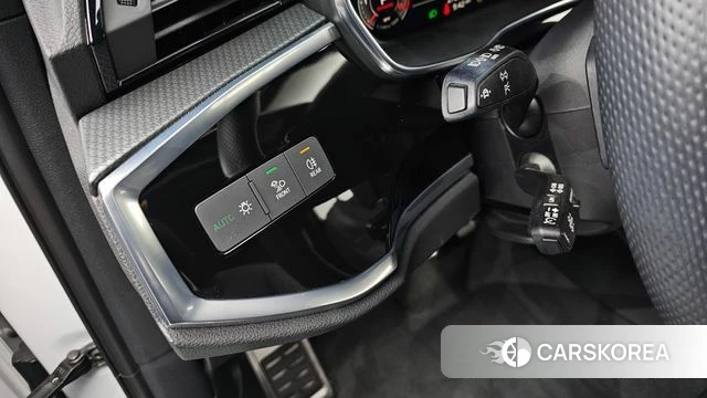 Audi Q3 (F3) 2023 Белый из Кореи, фото 3