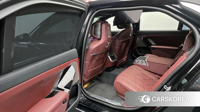 BMW 7 Series (G70) 2023 Черный из Кореи, фото 3