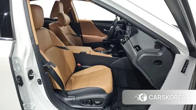 Lexus ES300h 7th generation 2023 Белый из Кореи, фото 3