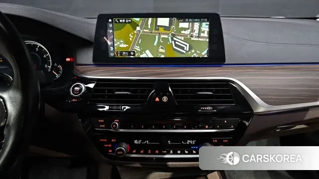 BMW 5 Series (G30) 2018 Белый из Кореи, фото 3