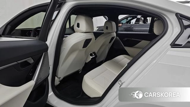BMW 5 Series (G60) 2026 Белый из Кореи, фото 3