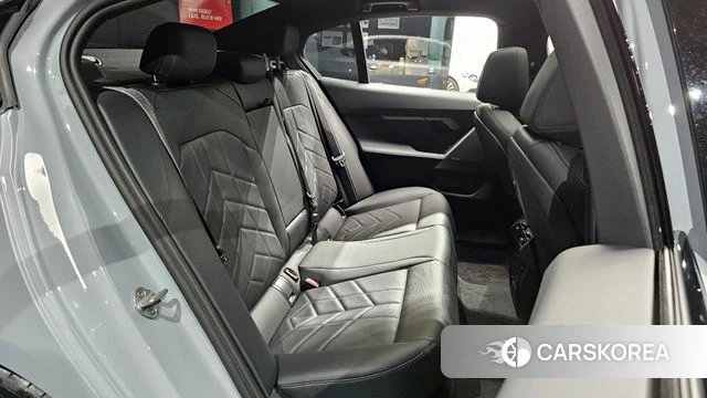 BMW 5 Series (G60) 2024 Светло-серебряный цвет из Кореи, фото 3