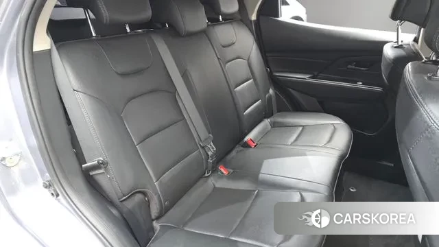 Ssangyong Beautiful Korando 2023 Светло-серебряный цвет из Кореи, фото 3