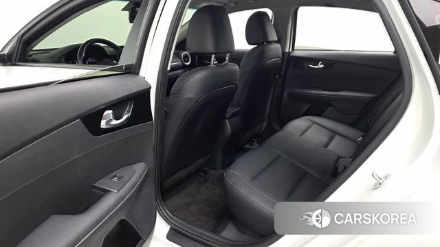 Kia The New K3 2nd generation 2023 Белый из Кореи, фото 3