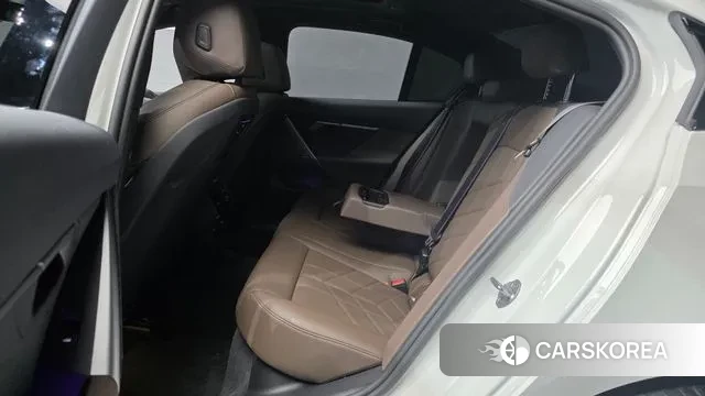 BMW 5 Series (G60) 2024 Белый из Кореи, фото 3