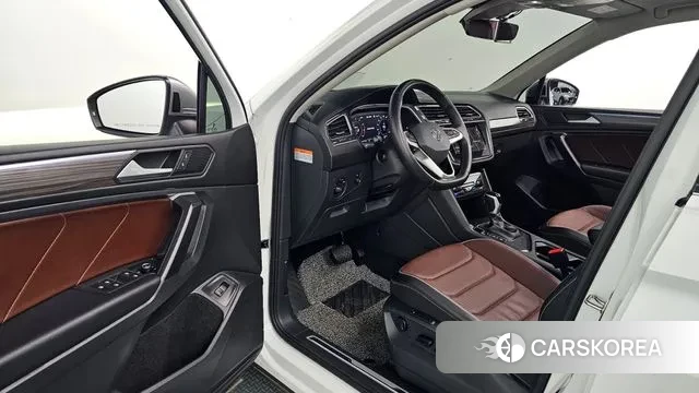 Volkswagen Tiguan Allspace 2024 Белый из Кореи, фото 3