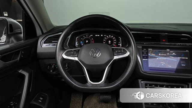 Volkswagen Tiguan Allspace 2023 Белый из Кореи, фото 3