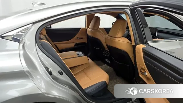 Lexus ES300h 7th generation 2023 Серебристо-серый из Кореи, фото 3