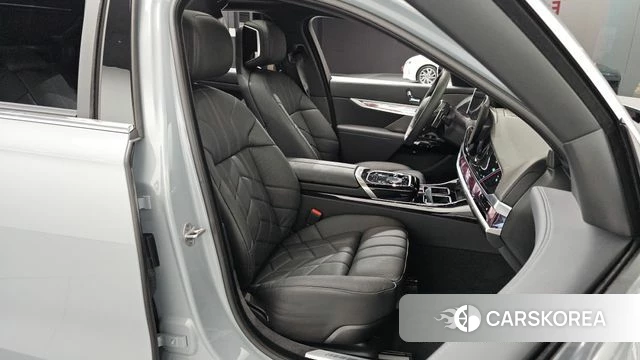 BMW 7 Series (G70) 2025 Серебристо-серый из Кореи, фото 3
