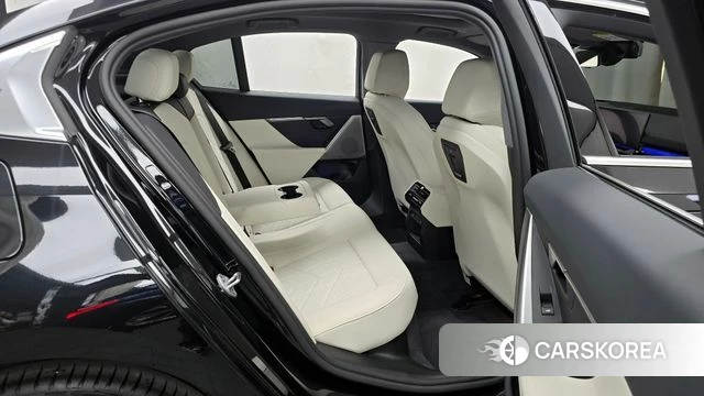 BMW 5 Series (G60) 2025 Черный из Кореи, фото 3