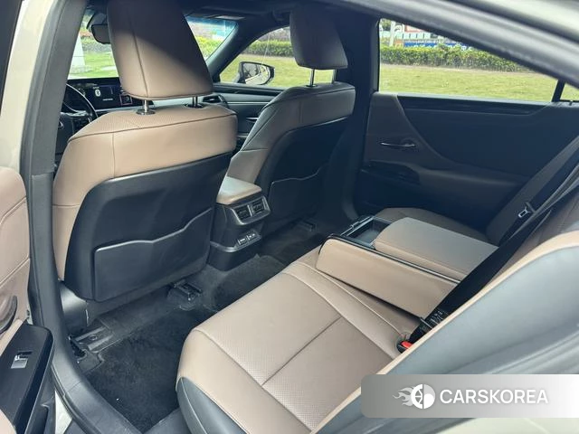 Lexus ES 2022 Серебристо-серый из Китая, фото 3