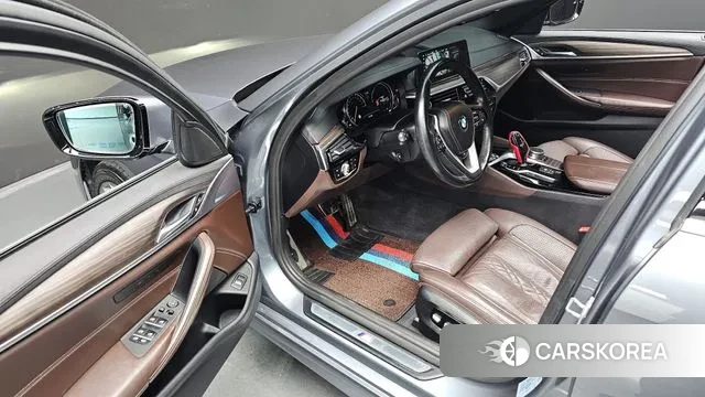 BMW 5 Series (G30) 2018 Серебристо-серый из Кореи, фото 3