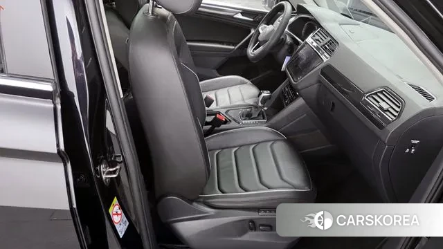 Volkswagen Tiguan second Generation 2023 Черный из Кореи, фото 3