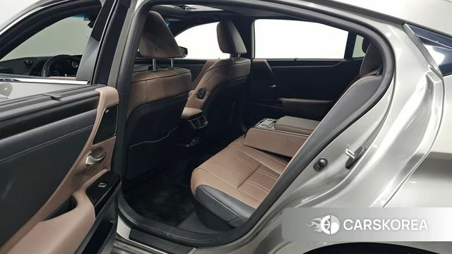 Lexus ES300h 7th generation 2023 Серебристо-серый из Кореи, фото 3