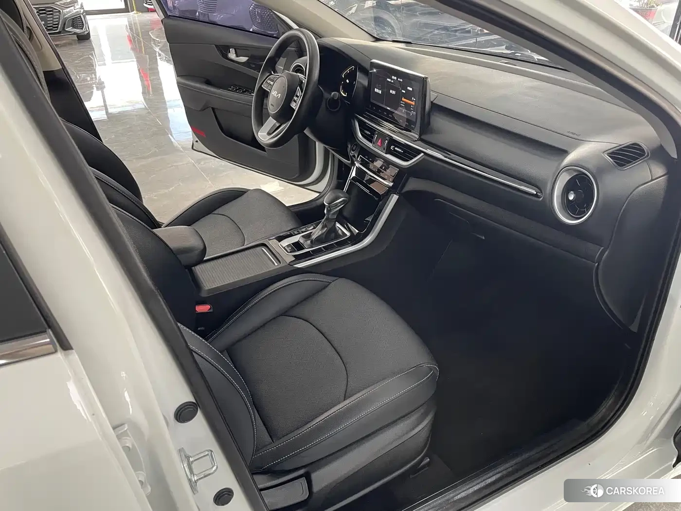 Kia K3 2022 Белый из Китая, фото 3