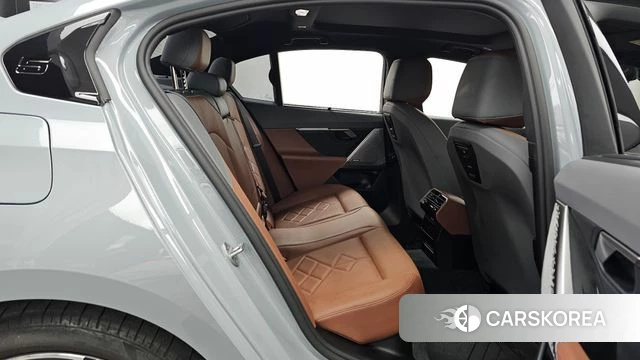 BMW 5 Series (G60) 2025 Серебристо-серый из Кореи, фото 3