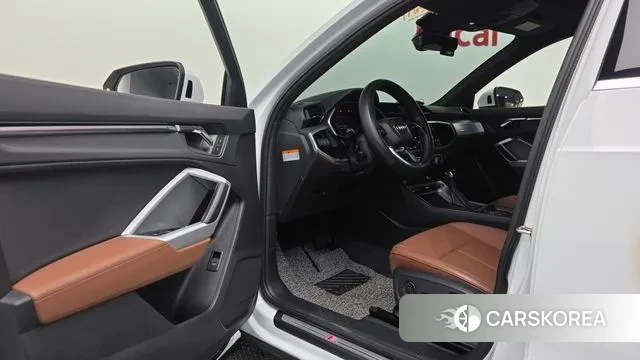 Audi Q3 (F3) 2022 Белый из Кореи, фото 3