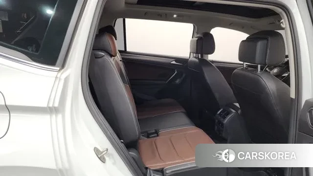 Volkswagen Tiguan Allspace 2022 Белый из Кореи, фото 3