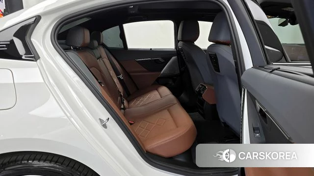 BMW 5 Series (G60) 2024 Белый из Кореи, фото 3