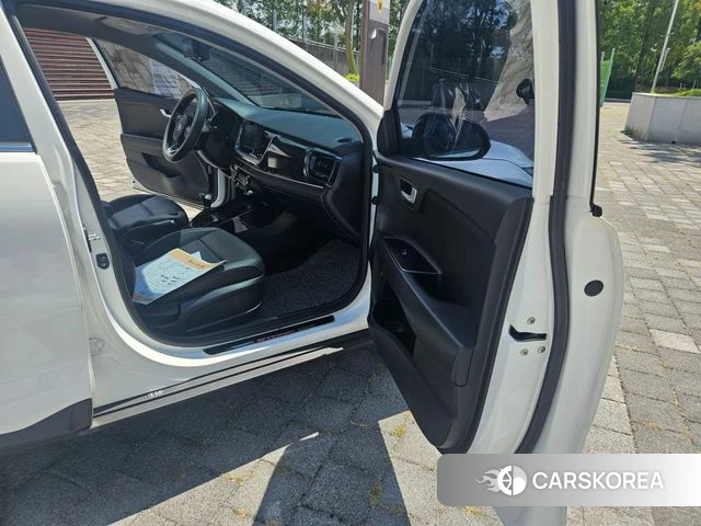Kia Stonic 2018 Белый из Кореи, фото 3