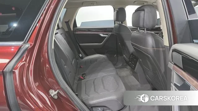 Volkswagen Touareg 3rd generation 2023 Красный из Кореи, фото 3