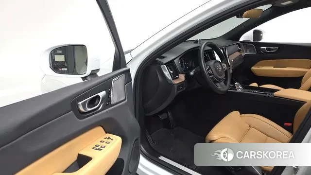 Volvo XC60 second Generation 2023 Белый из Кореи, фото 3