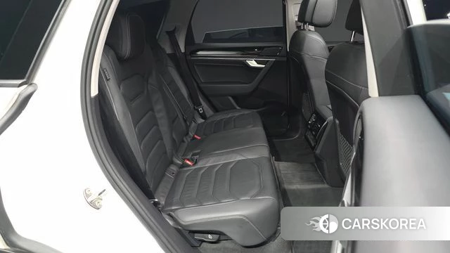 Volkswagen Touareg 3rd generation 2022 Белый из Кореи, фото 3
