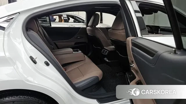 Lexus ES300h 7th generation 2024 Белый из Кореи, фото 3