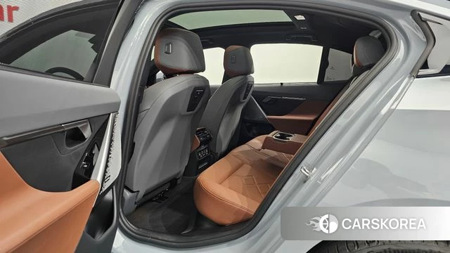 BMW 5 Series (G60) 2026 Светло-серебряный цвет из Кореи, фото 3