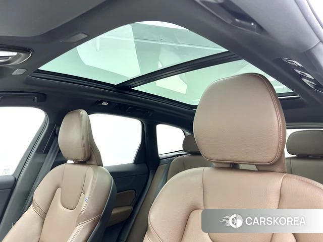 Volvo XC60 2022 Серебристо-серый из Китая, фото 3