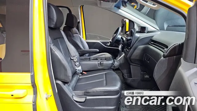 Hyundai Staria 2023 Желтый из Кореи, фото 3