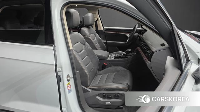 Volkswagen Touareg 3rd generation 2020 Белый из Кореи, фото 3