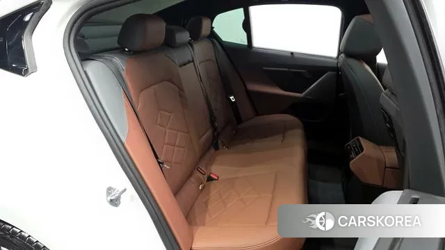 BMW 5 Series (G60) 2024 Белый из Кореи, фото 3