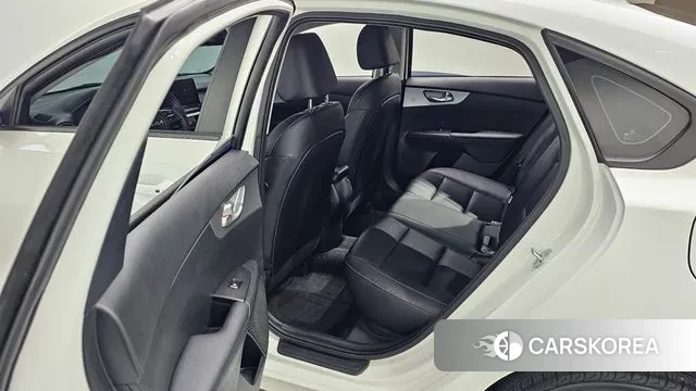 Kia The New K3 2nd generation 2023 Белый из Кореи, фото 3