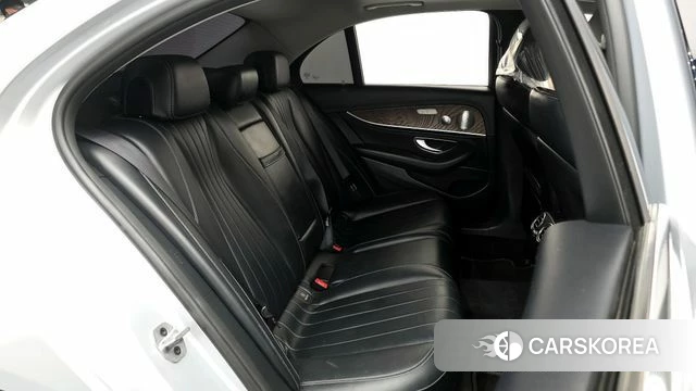 Mercedes-Benz E-Class W213 2018 Серебряный из Кореи, фото 3