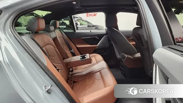 BMW 5 Series (G60) 2024 Серебристо-серый из Кореи, фото 3