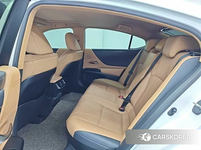 Lexus ES300h 7th generation 2023 Белый из Кореи, фото 3