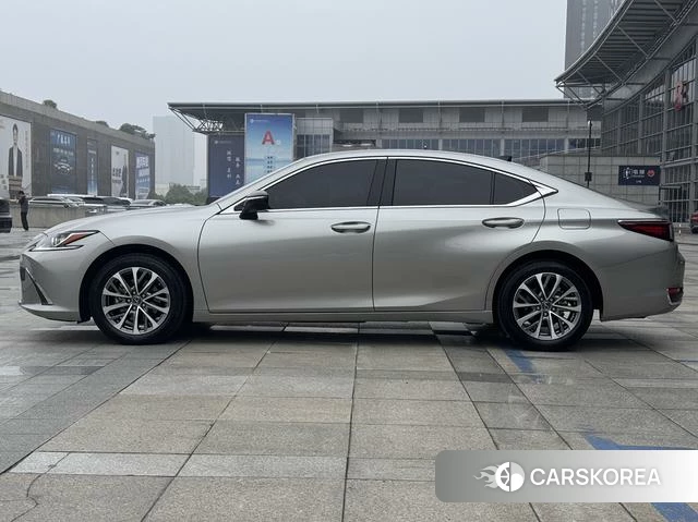 Lexus ES 2024 Серебристо-серый из Китая, фото 3