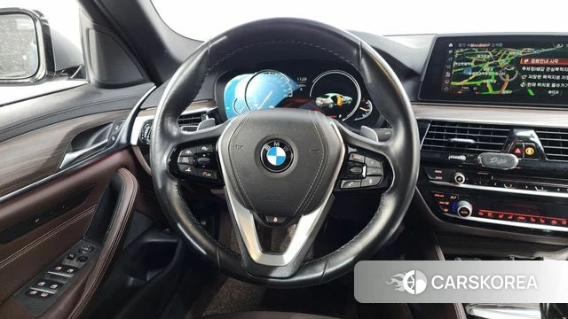 BMW 5 Series (G30) 2018 Серебристо-серый из Кореи, фото 3