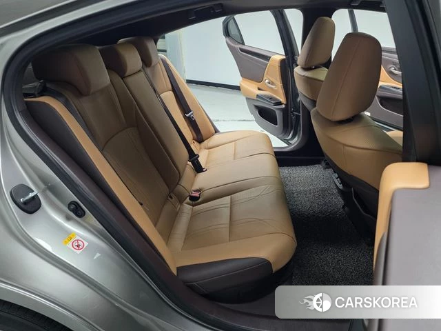 Lexus ES300h 7th generation 2019 Серебристо-серый из Кореи, фото 3