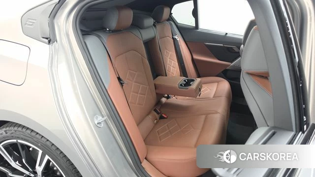 BMW 5 Series (G60) 2025 Светло-серебряный цвет из Кореи, фото 3
