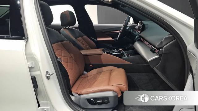 BMW 5 Series (G60) 2025 Белый из Кореи, фото 3