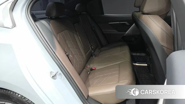 BMW 5 Series (G60) 2024 Светло-серебряный цвет из Кореи, фото 3