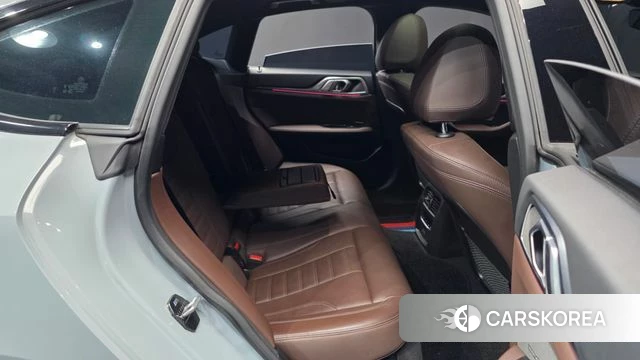 BMW 4 Series (G22) 2023 Светло-серебряный цвет из Кореи, фото 3