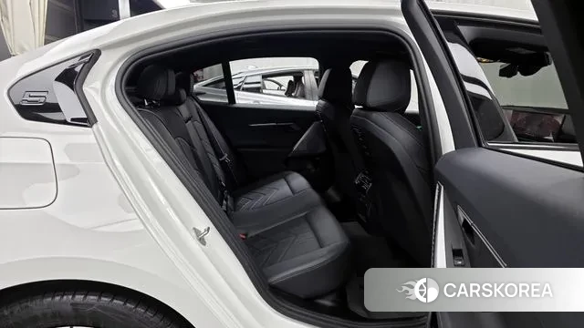 BMW 5 Series (G60) 2024 Белый из Кореи, фото 3